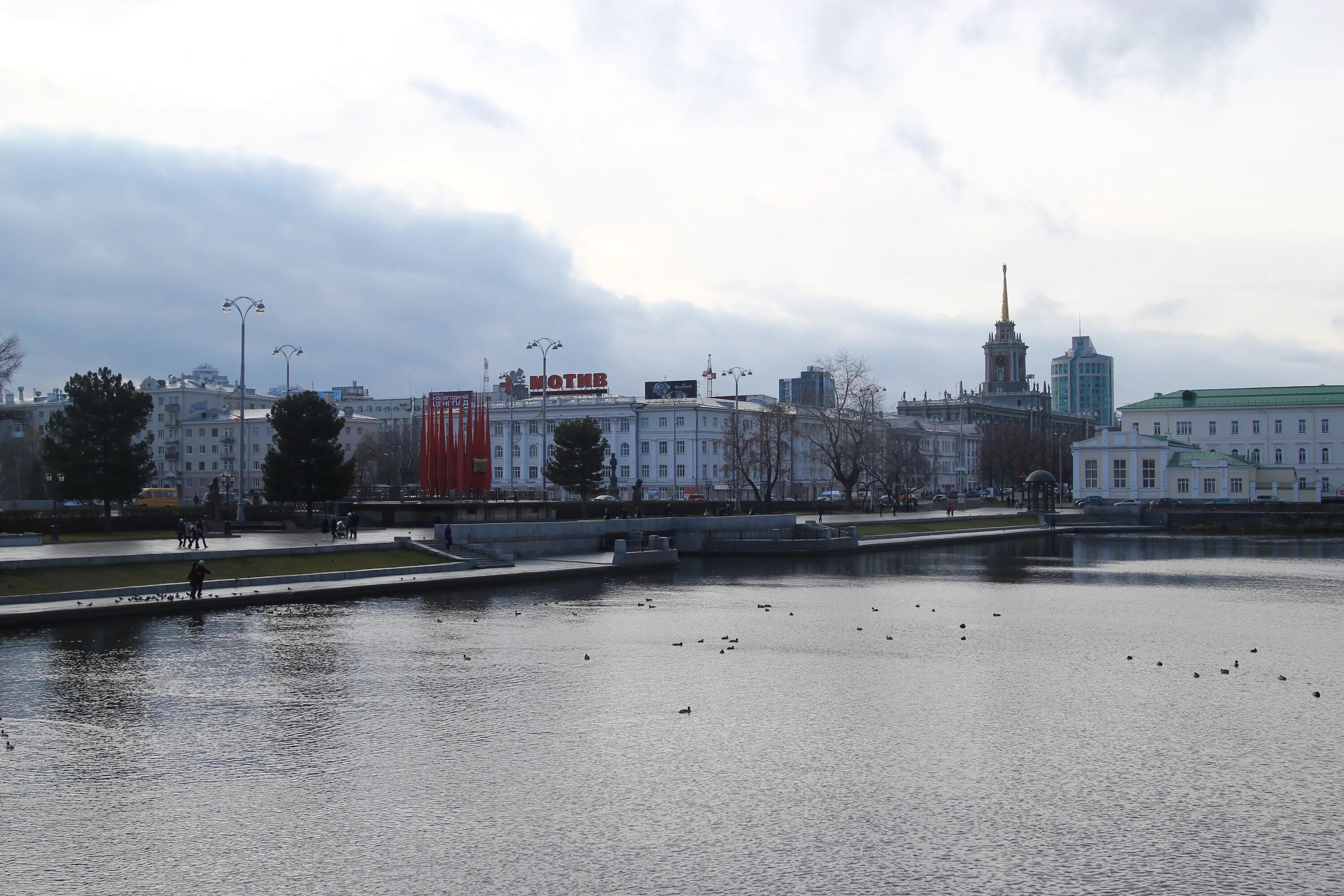 Вебкамнра екатеринбург. Камеры плотинка екатеринбург. Плотинка екатеринбург переход. Набережная плотинка екатеринбург. Камеры плотинка екатеринбург.