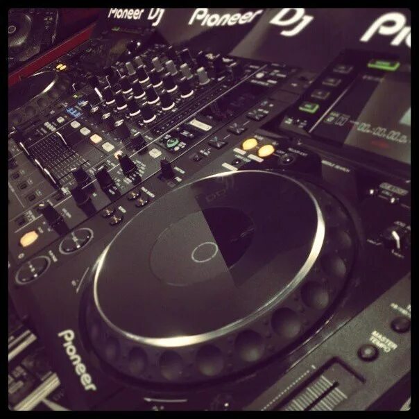 Диджей пульт 1990. Denon dj 2022. Диджей в лесу. Dj svet deep light. Музон 2022.