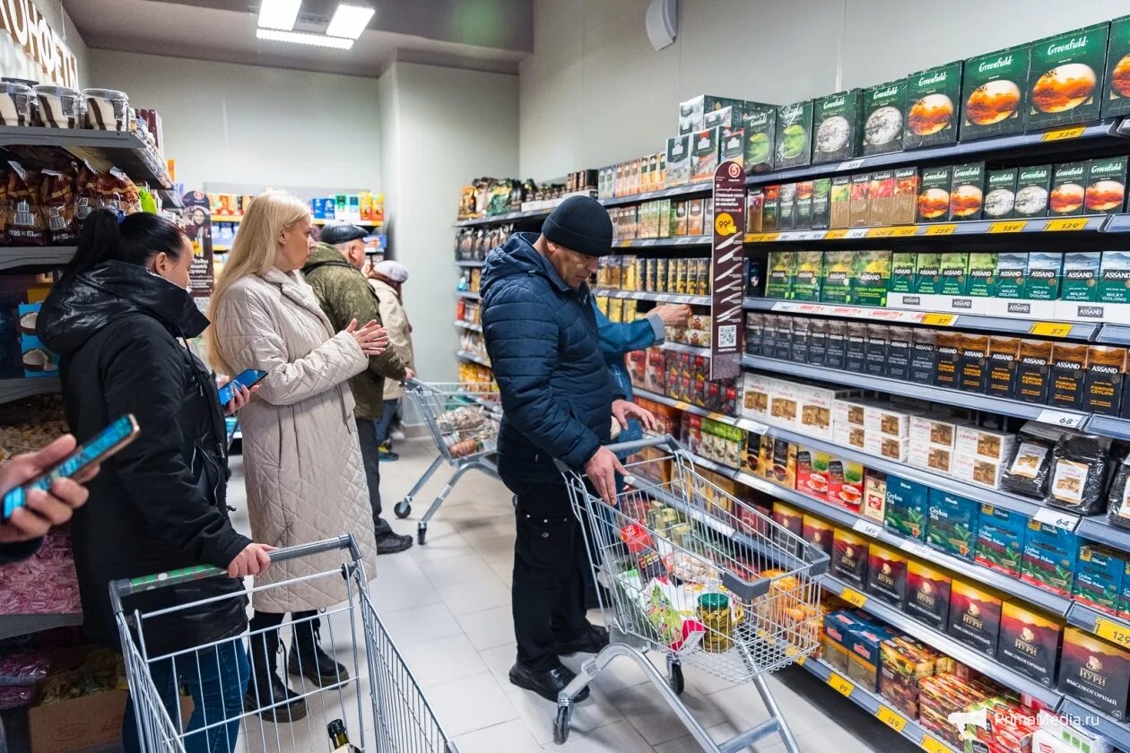 Пятерочка в чите открытие магазина адреса. Пятерочка на Дальнем востоке. Пятёрочка открытие. Продукты в Пятерочке. Директор сети Пятерочка.