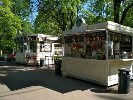 В парке аттракционов павильон