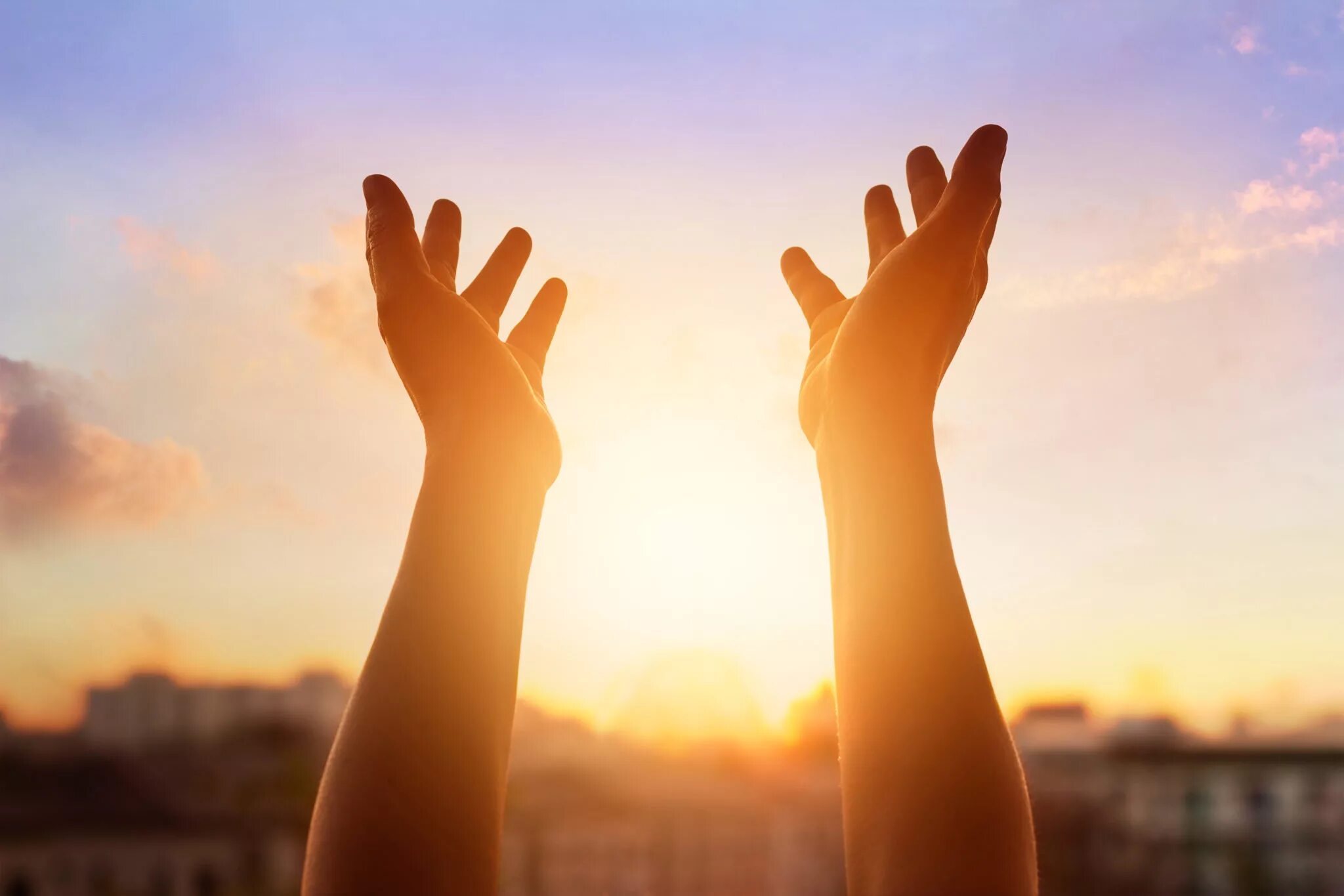 Поклонение Богу. Молится солнцу. Солнце, руки в молитве, люди. Приветствие солнцу жест.