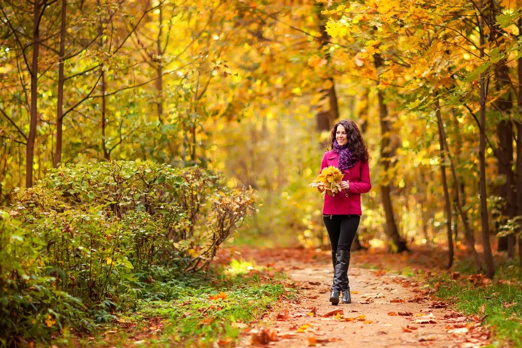 девушки ходят по парку. девушки ходят по парку. женщина в парке. люди в парке. пешие прогулки в парке.