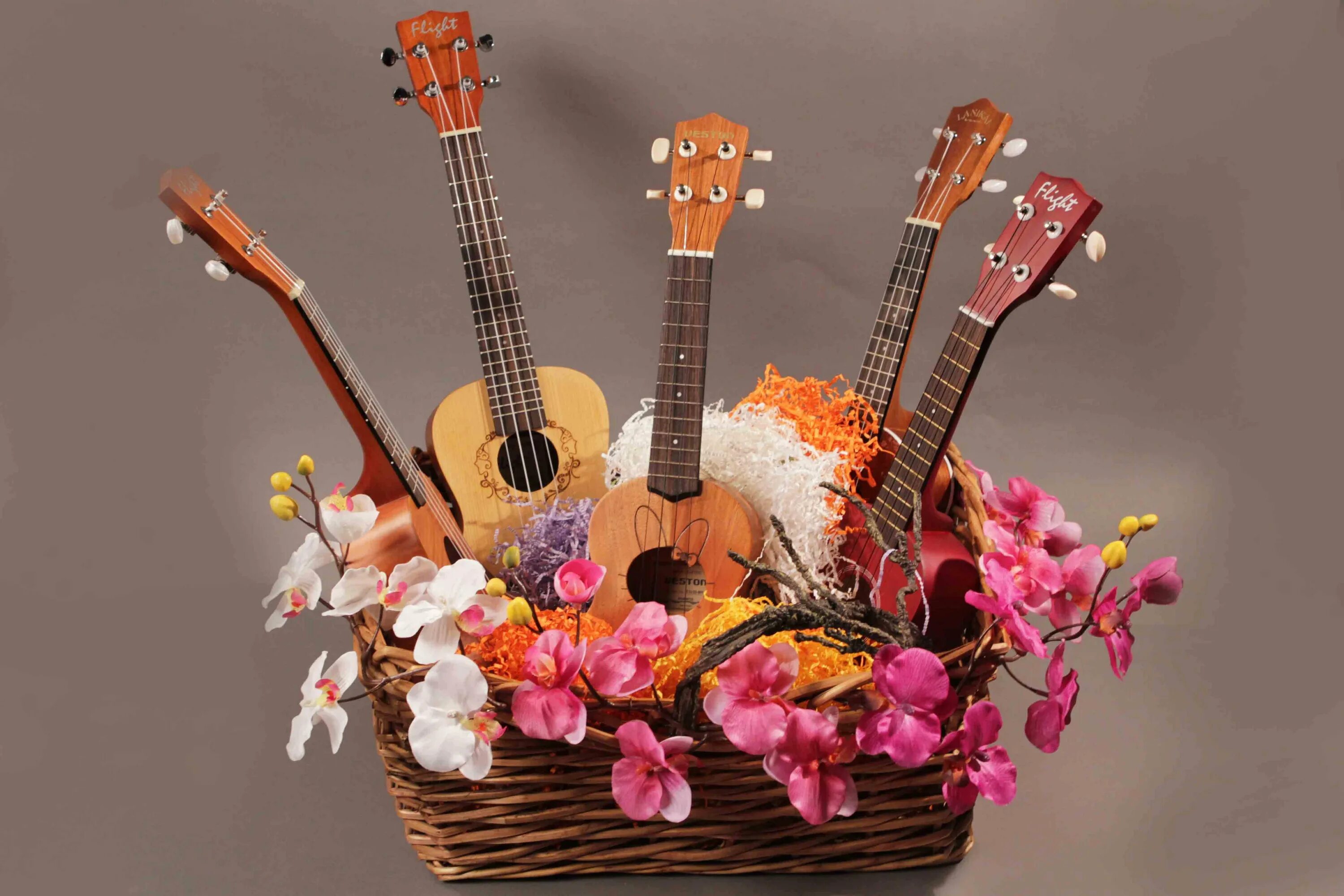 Музыкальный юбилей. Музыкальный букет. Букет для музыканта. С днём рождения гитаристу. Музыкальные инструменты из цветов.