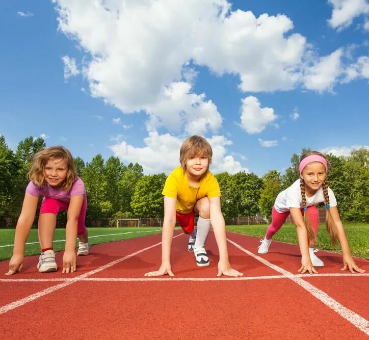 Игра внимание на старт. Спорт дети. Физкультура. Физическая культура дети. Дети на старте.