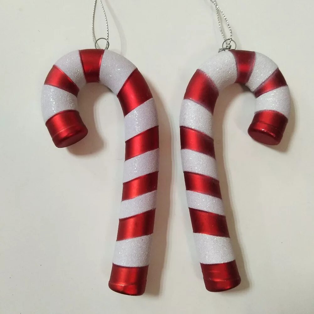 Новогодний леденец из картона. Новогодние леденцы своими руками. Декор большой леденец новогодний. Кэнди кейн рождественские конфеты. Рождественское украшение на дверь.