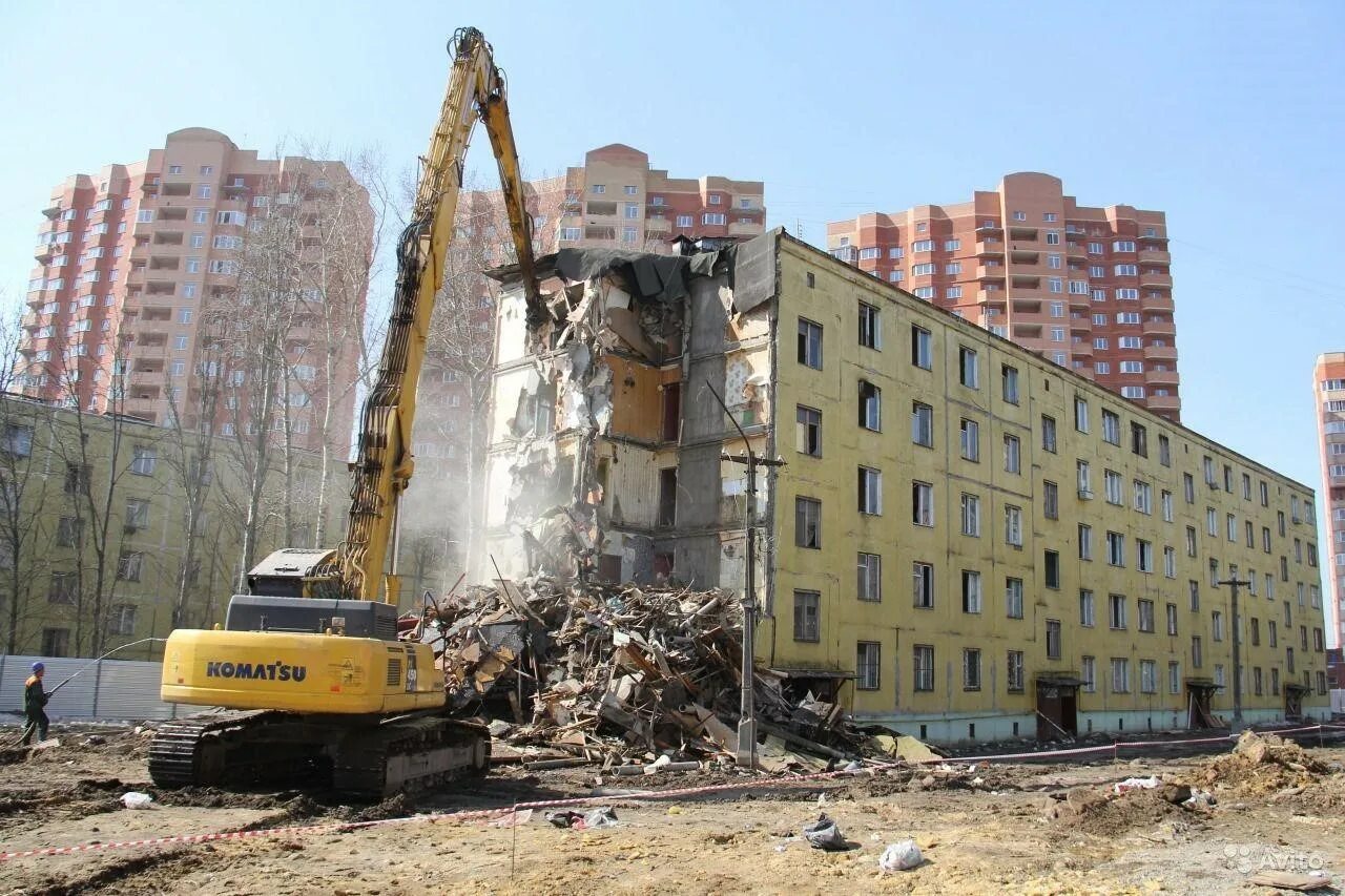 Снос домов в московской области. Реновация старых зданий. Демонтаж зданий. Реновация хрущевок в Москве. Аварийное жилье.