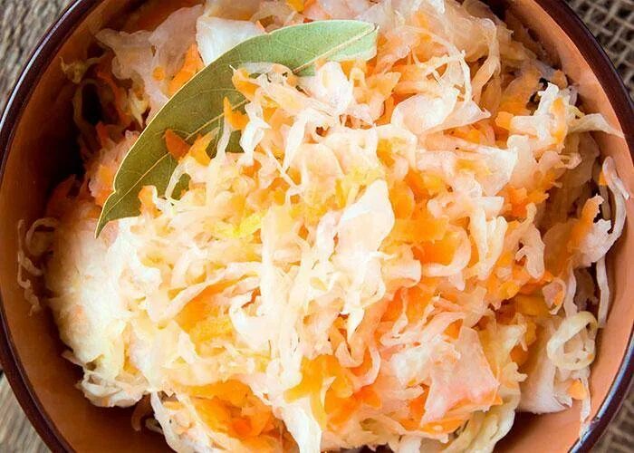 Вкусная капуста на зиму очень хрустящая квашеная. Серая квашеная капуста. квашеная капуста быстрого приготовления хрустящая и сочная. квашеная капуста с яблоками и имбирем. квашеная капуста в армии.