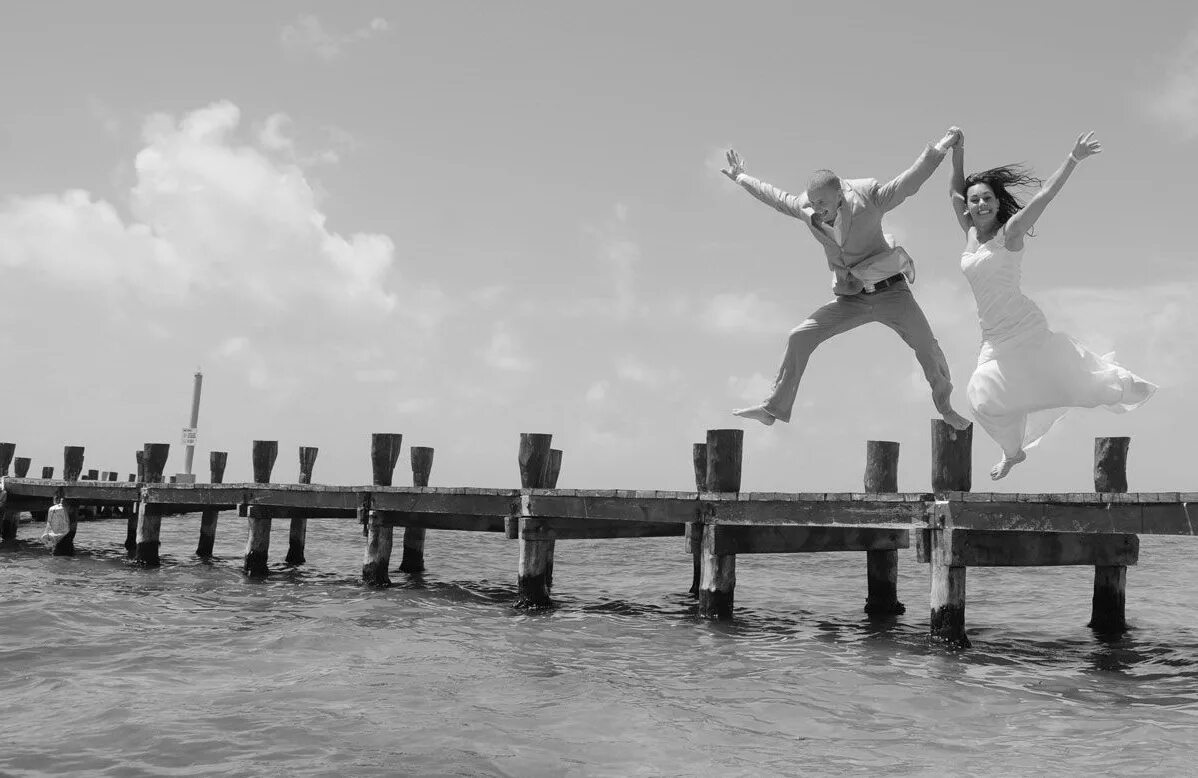 Лови момент картинка. Акция. Лови момент. За секунду до падения в воду фотосет. Живите в моменте.
