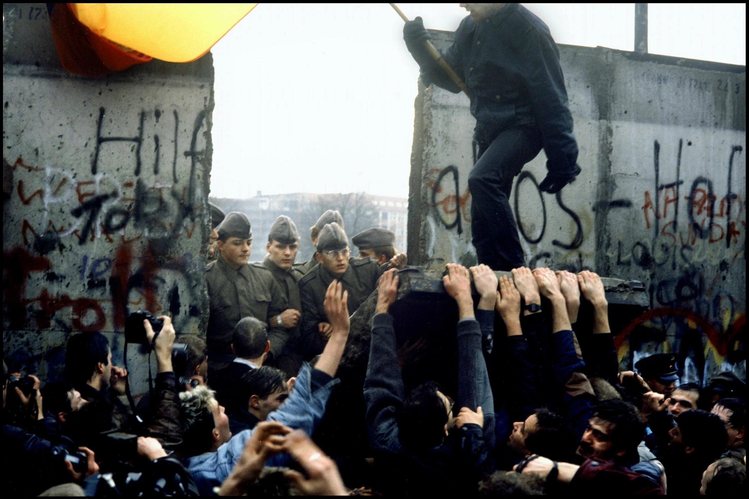 Крушение берлинской стены. Berlin wall 1989. крушение берлинской стены 1989. падение берлинской стены. 1989 германская стена.
