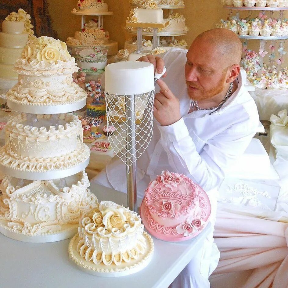 Самый лучший кондитер в мире. Свадебные торты рената агзамова. Свадебный торт принцессы дианы. Торт замок рената агзамова. Торты известного кондитера рената агзамова.