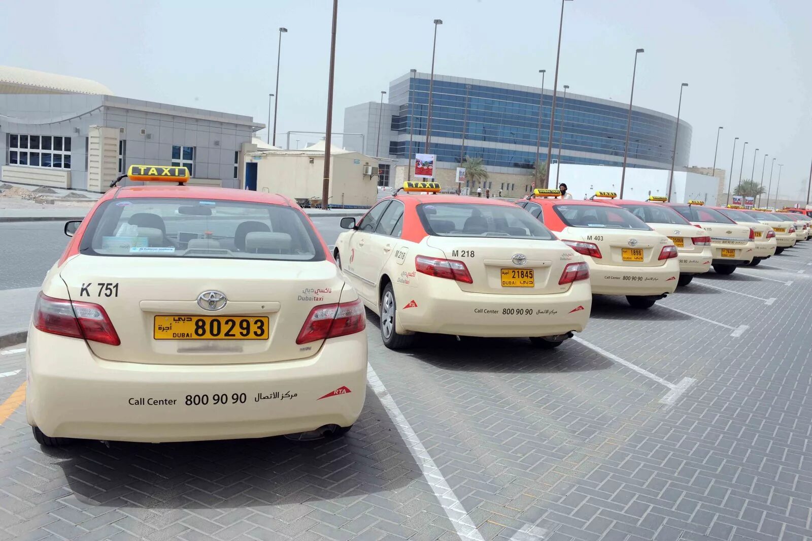 Такси Дубай 2023. Такси в Абу Даби. RTA Dubai такси. Автономера Абу Даби. Таксисты дубай