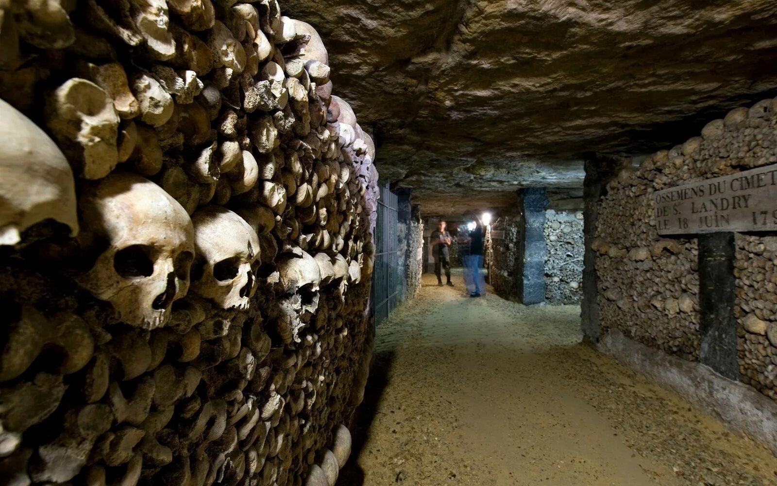 The catacombs of solaris revisited. Кости в катакомбах парижа. катакомбы парижа, франция. катакомбы парижа (catacombs of paris), франция.