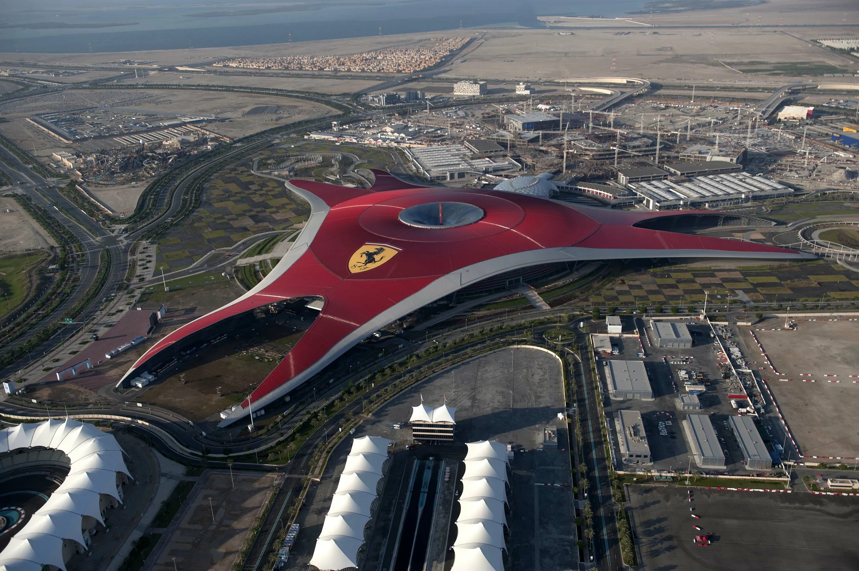 Объ яс. Феррари парк Абу Даби. Парк развлечений Ferrari World (остров яс, Абу-Даби). Феррари парк Абу Даби аттракционы. Яс в Абу-Даби парк Феррари.