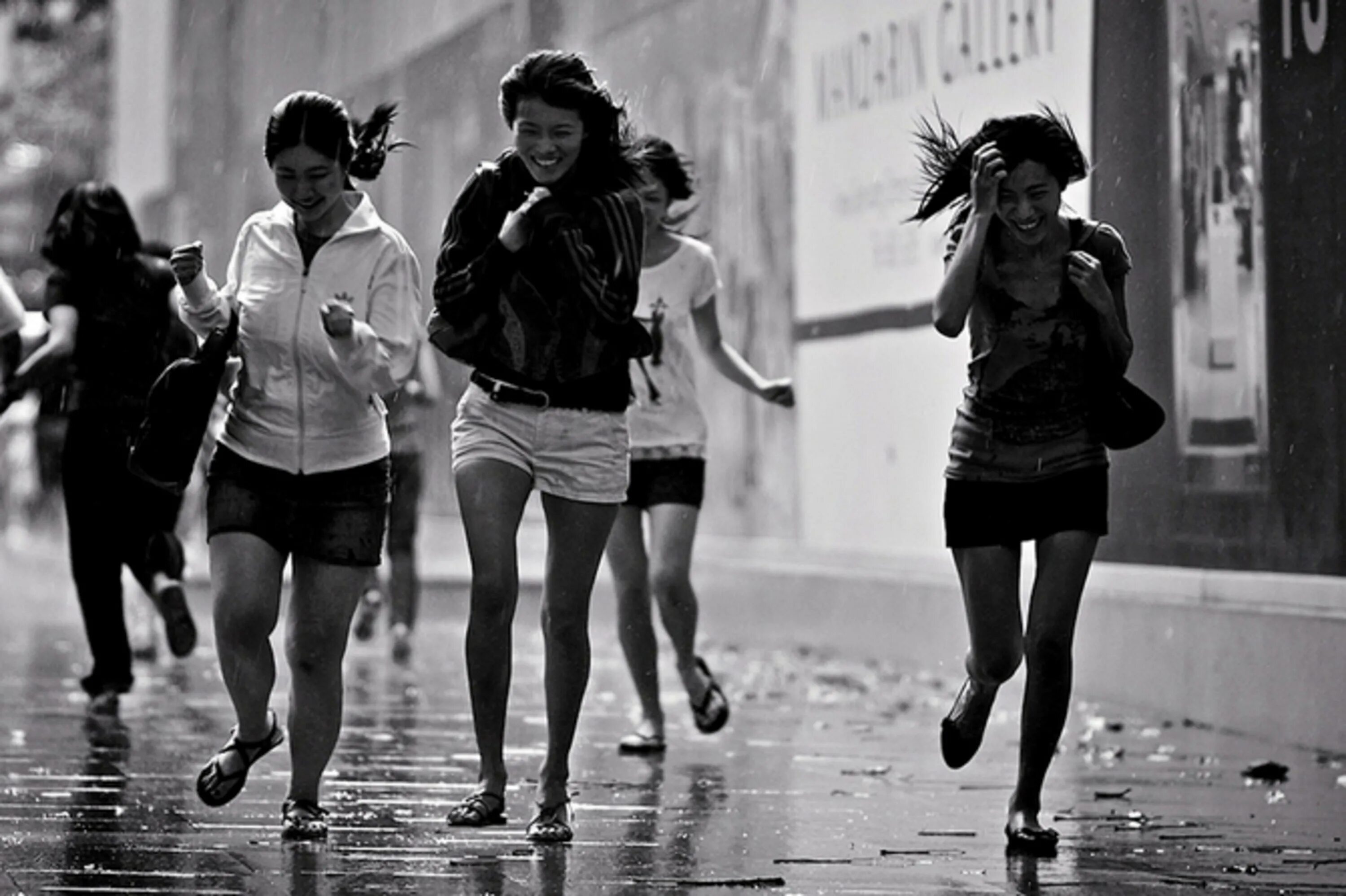 Бежать плясать. Люди бегут от дождя. Уличная фотография. Люди на улицах под дождем. Человек под дождем.