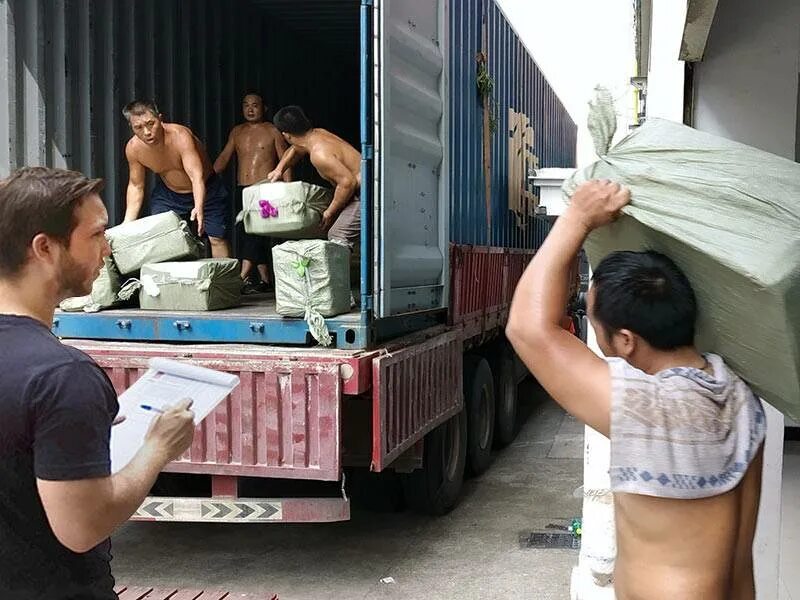 Грузим про. Китайцы в контейнерах. Люди в контейнере. Китайцы грузят контейнер. Грузят коробки в контейнер.