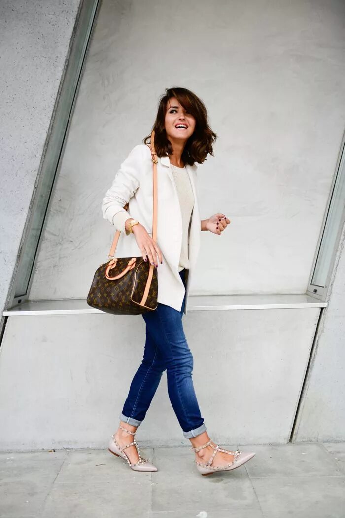 Образ 25. Speedy Louis Vuitton Street Style. Louis Vuitton Speedy стритстайл. Белая Speedy Louis Vuitton Street Style. Аутфит с сумкой Спиди 30.