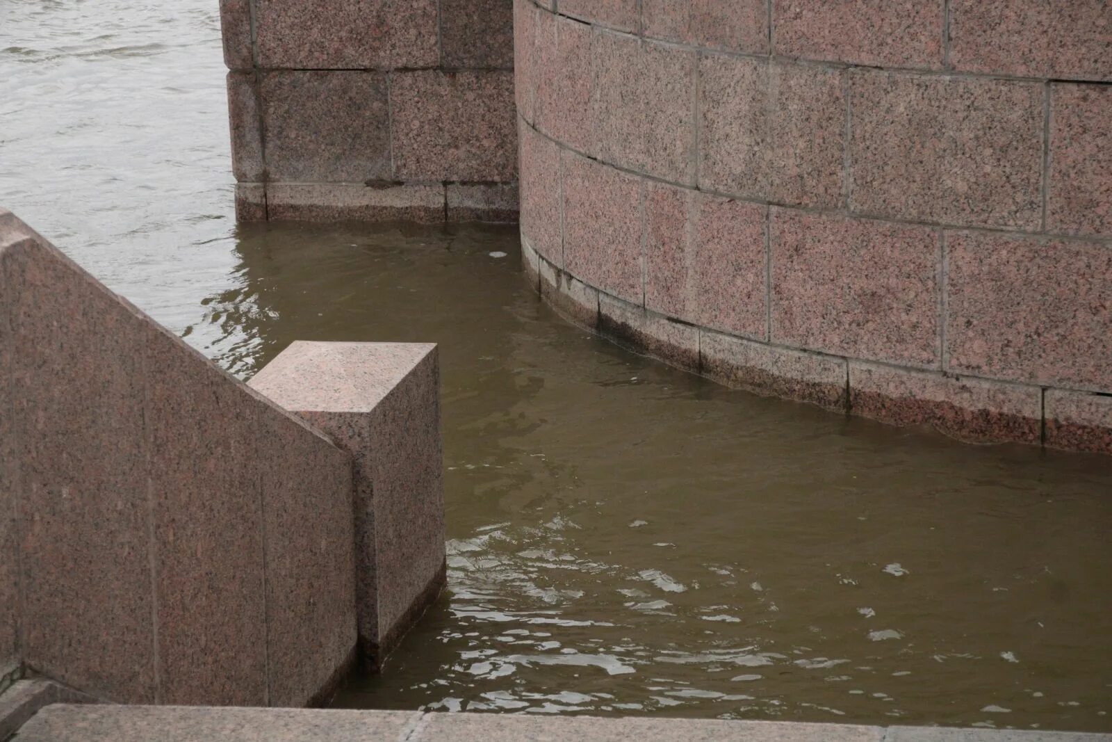 Уровень воды астрахань в 2024. Затопленная лестница. Астрахань паводок. Половодье в Астрахани. Астраханская набережная.