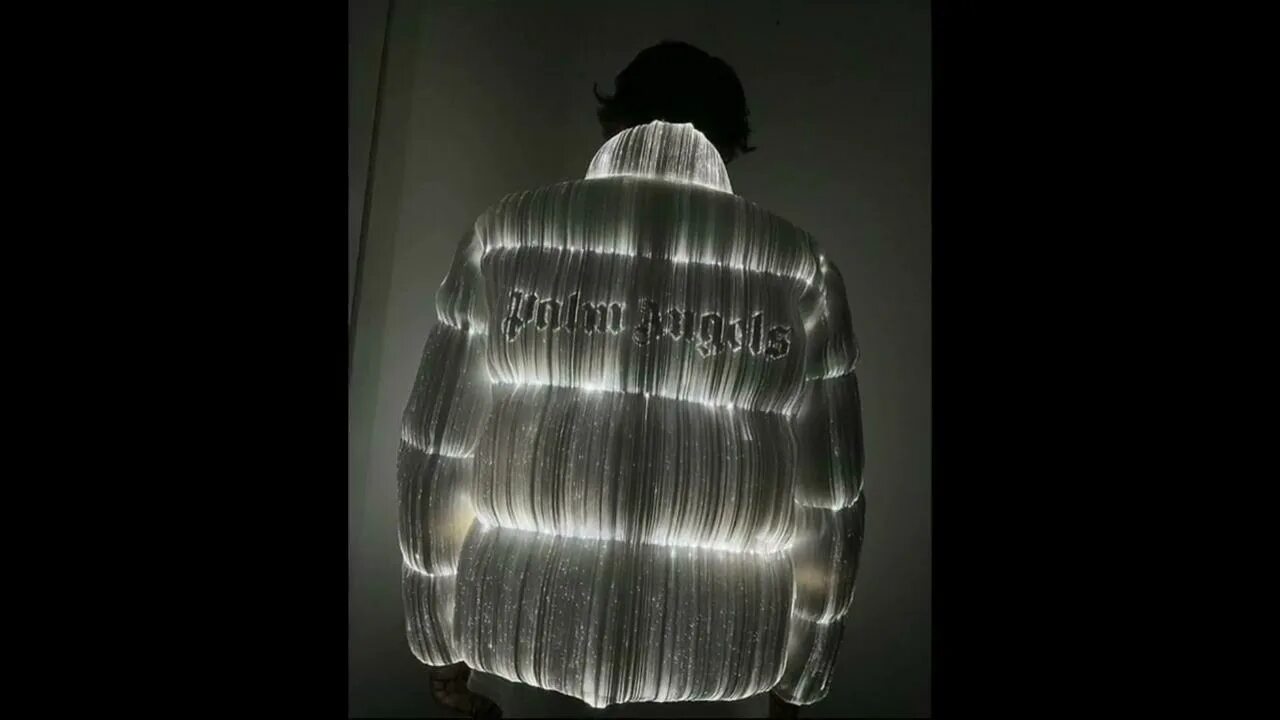 Moncler palm angels пуховик. Moncler palm angels. Светящиеся пуховик palm angels. Moncler palm angels. Moncler maya 70.