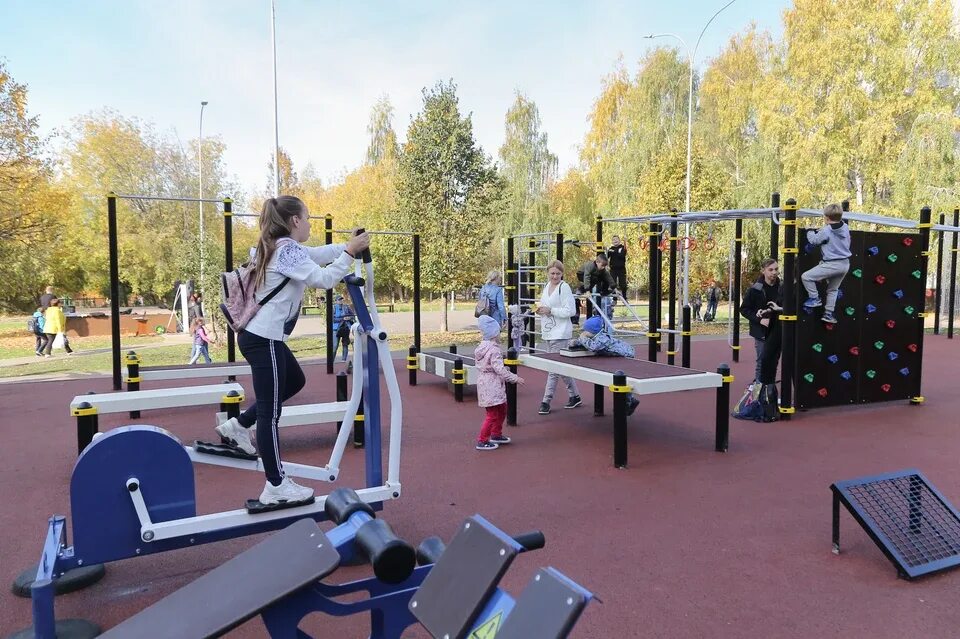 Тренажер нижний новгород. Воркаут площадки Нижний Новгород. Нижний Новгород спорт площадки. Воркаут площадка Нижний Новгород, Почаинская улица 14а. Современные спортивные площадки.