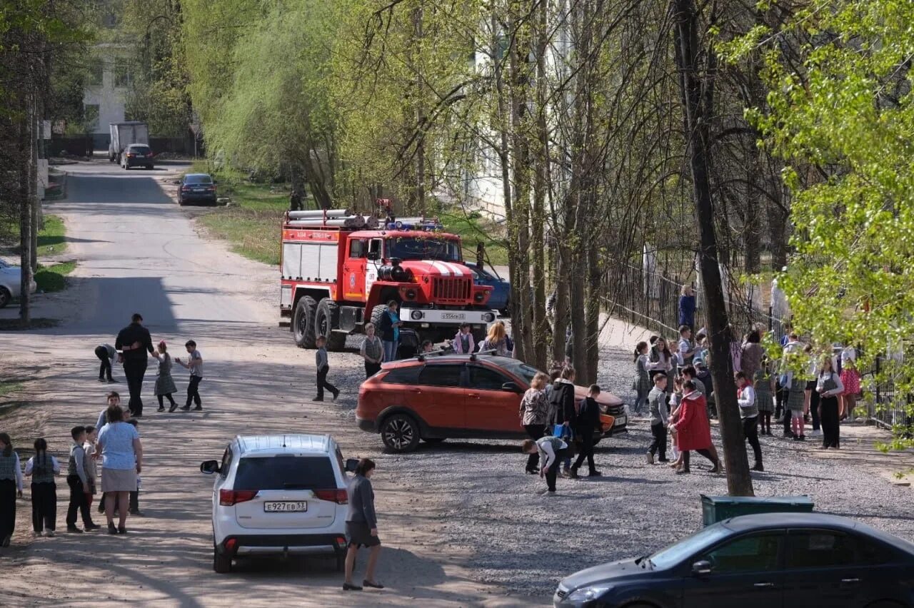 Новгородское телевидение новости. Эвакуация. Дороги в городе. Возле школы. Эвакуация в школе.