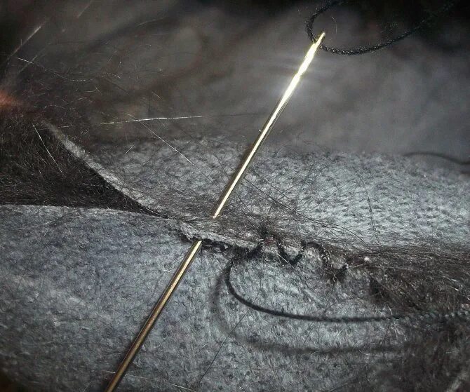 Заплатка на норковой шубе. Потертости на норке. Реставрация меха норки на рукавах. Мех норки порван. Заплатки на шубе.