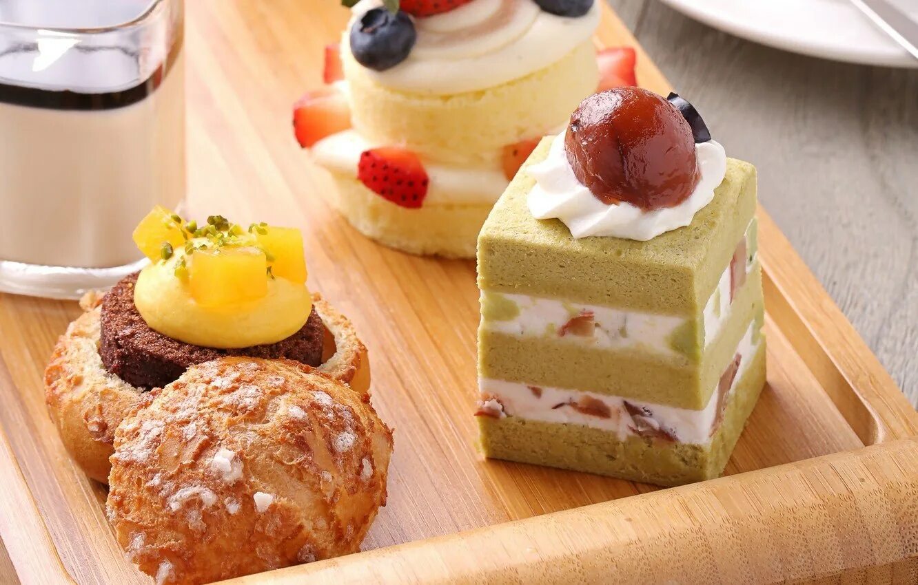 Десерты украинской кухни. Рецепты сладкие кухня. Торт тирамису с клубникой. Рецепты сладкие кухня. Пирожное с малиной.