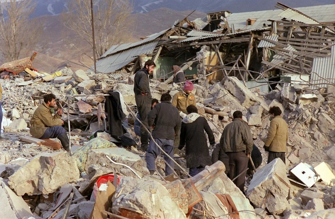Землетрясение в гори. Спитак землетрясение 1988. Землетрясение в Спитаке в Армении 1988. Спитакская трагедия Армения 1988.