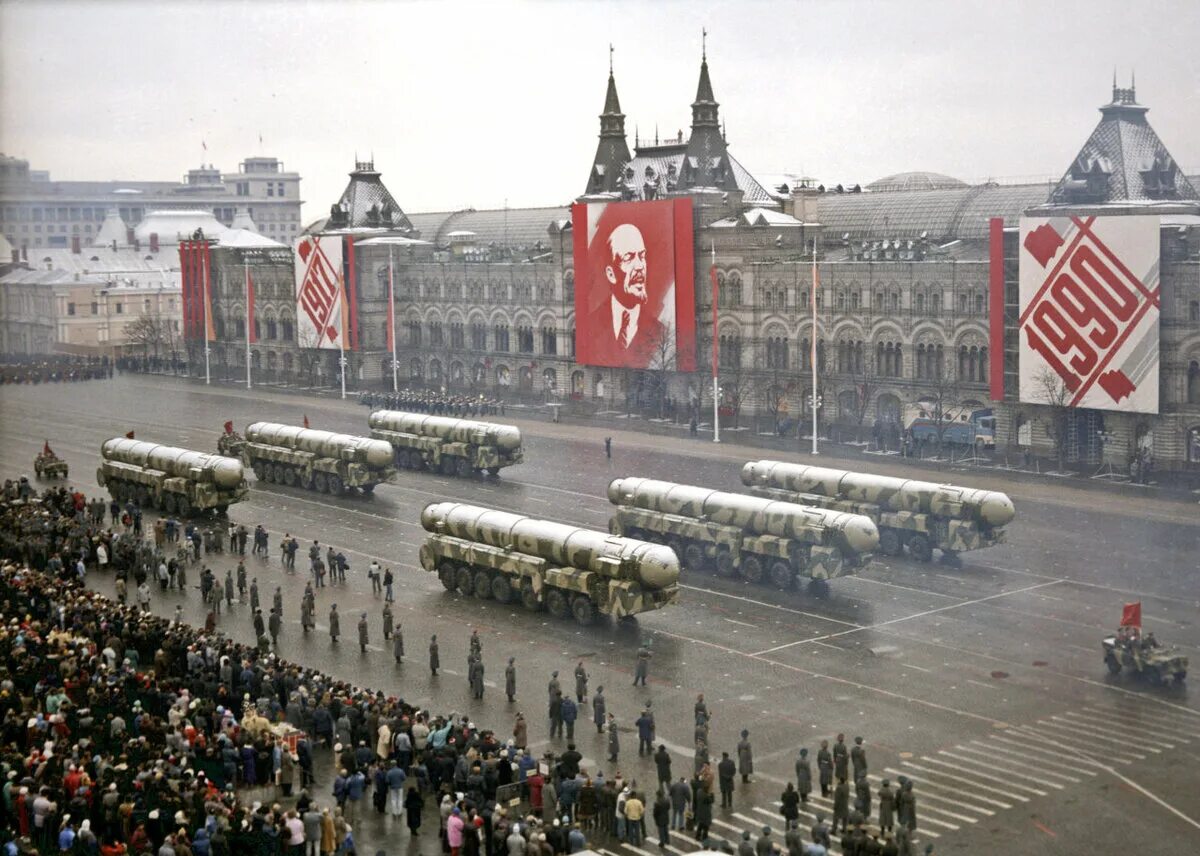 В каком году состоялся советский союз. Парад Октябрьской революции 1990. Парад на красной площади 7 ноября 1990 года. Парад Победы в 1990 году в Москве Октябрьская революция. Парад на красной площади 1990.