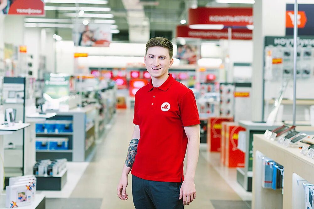 сотрудник м. продавец в магазине электроники. фирменная одежда для сотрудников. продавец консультант. сотрудник м.