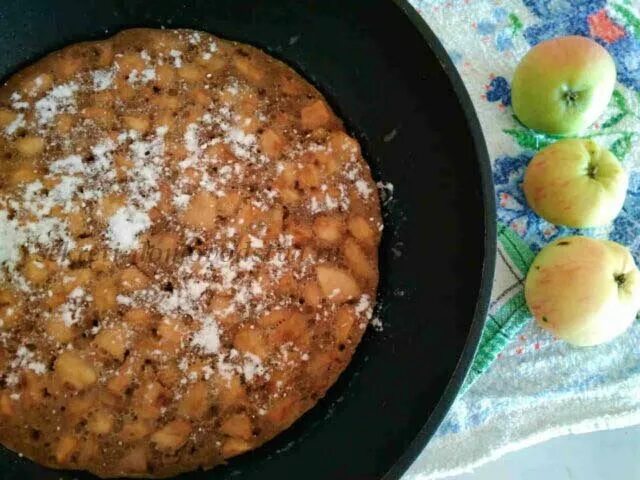 Шарлотка с яблоками на сковороде. Шарлотка в сковороде на плите. Пирог с яблоками на сковороде. Простая шарлотка на сковороде. Простой рецепт шарлотки с яблоками на сковороде