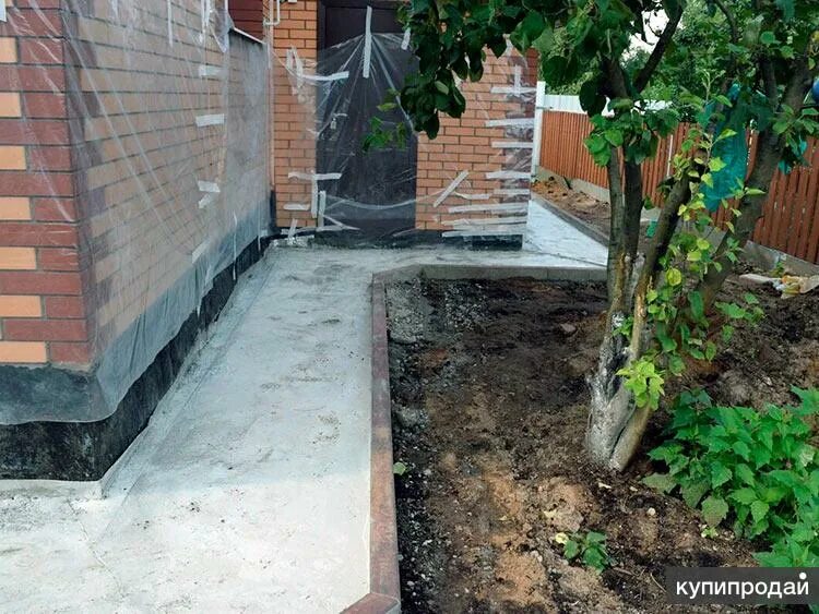 Выполнение работ отмостки. Бордюр для отмостки. бетонная отмостка. отмостка вокруг дома. отмостка с поребриком.