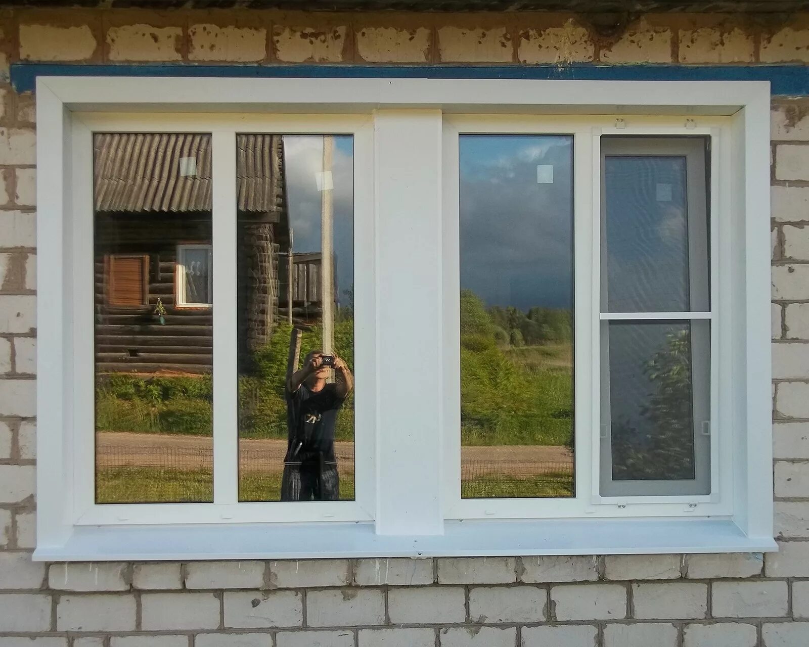 Пластиковые окна в доме. Окно 2100 1400 rehau. Трёхстворчатое пвх окно, 1400х2100. Два пластиковых. Окно двухстворчатое пластиковое.