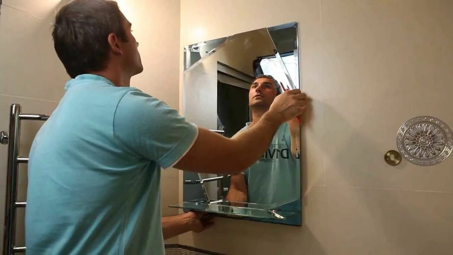 Оказаться повесить. Крепеж для зеркала в ванную комнату. Крепление зеркала в ванной. Зеркала клеящиеся в ванной. Монтаж зеркала на стену.