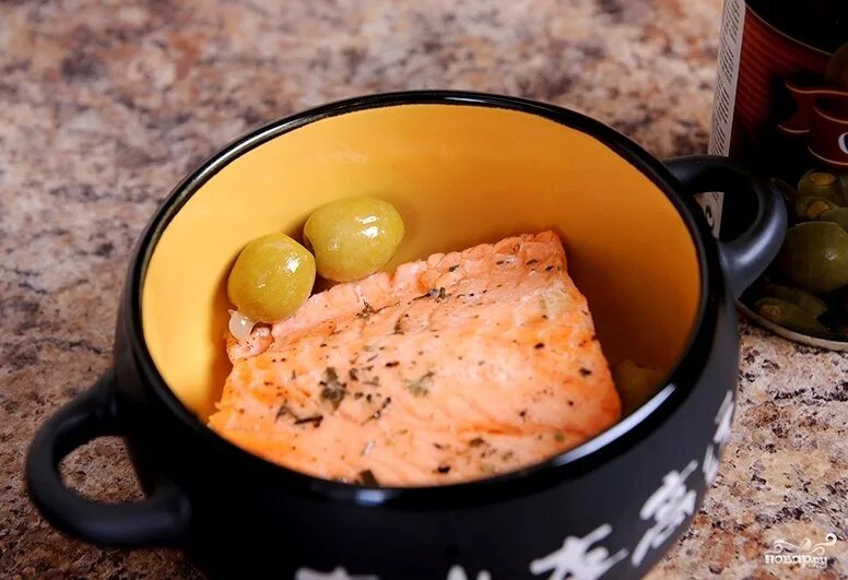 Семга в горшочке. Лосось со сливками в горшочках. Семга в горшочке. Овощи в горшочке. Лосось с картошкой.