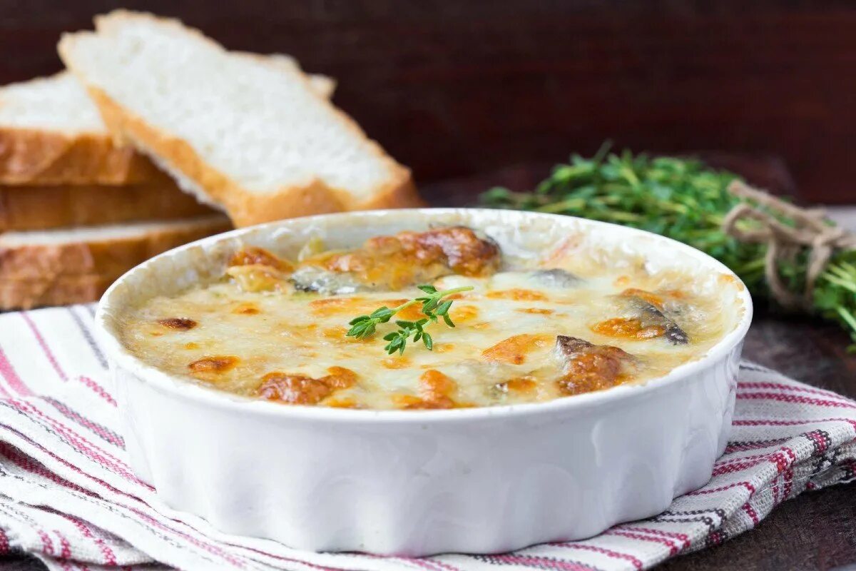 Картофель с фрикадельками. Жульен с грибами и картошкой в духовке. Жульен с курицей и грибами и картошкой в духовке. Жульен с картофелем и грибами в духовке. Жульен с курицей и грибами.