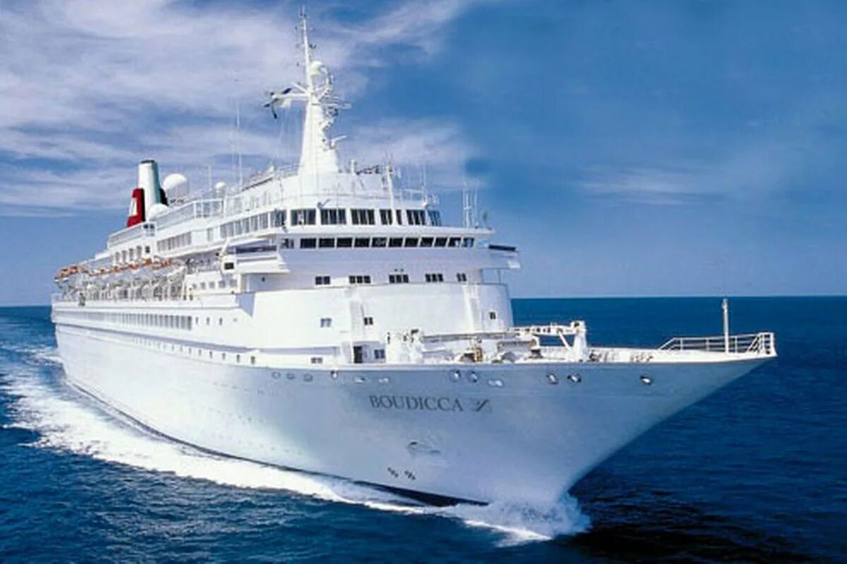 Белый лайнер. Круизный лайнер boudicca. корабль по морю плывет. красивый пароход. пароход в океане.