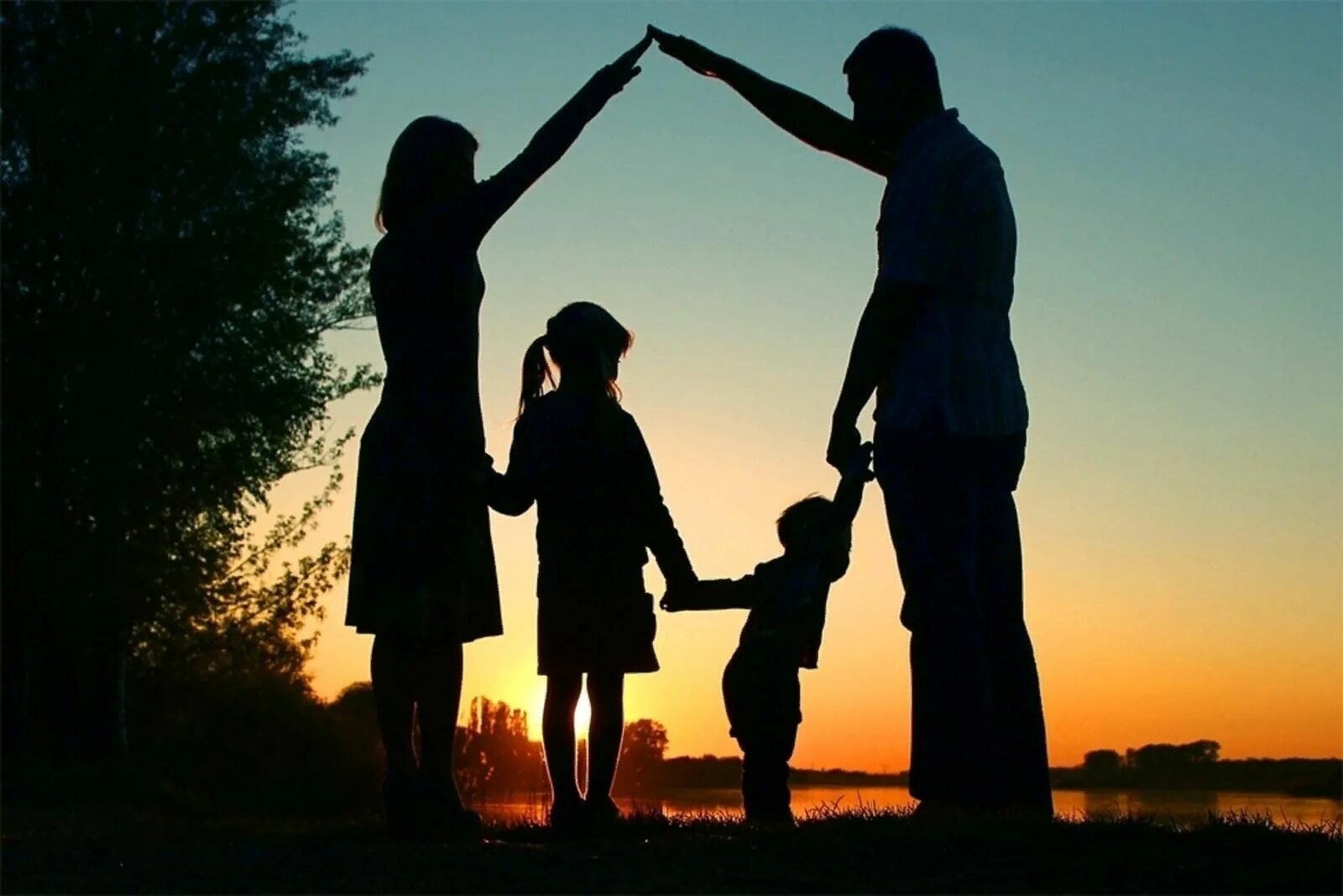 Картинки сын и дочь. Счастливая семья. Силует счастливой сеиьи. Фото семьи. Силуэт счастливой семьи.