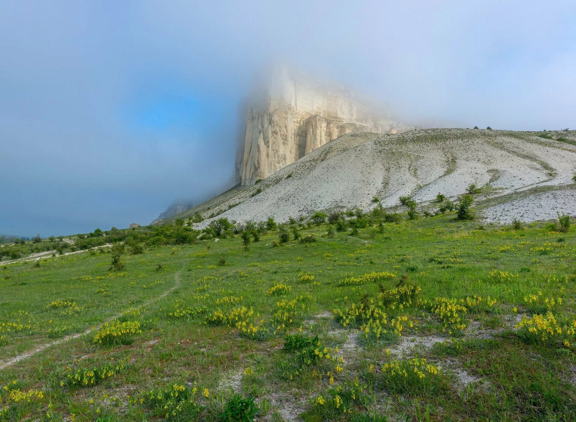 Погода цветочное крым белогорский. Гора белая скала в Крыму. Белая скала АК-Кая. Белая скала АК-Кая (село белая скала). Белая скала Белогорский район Крым.