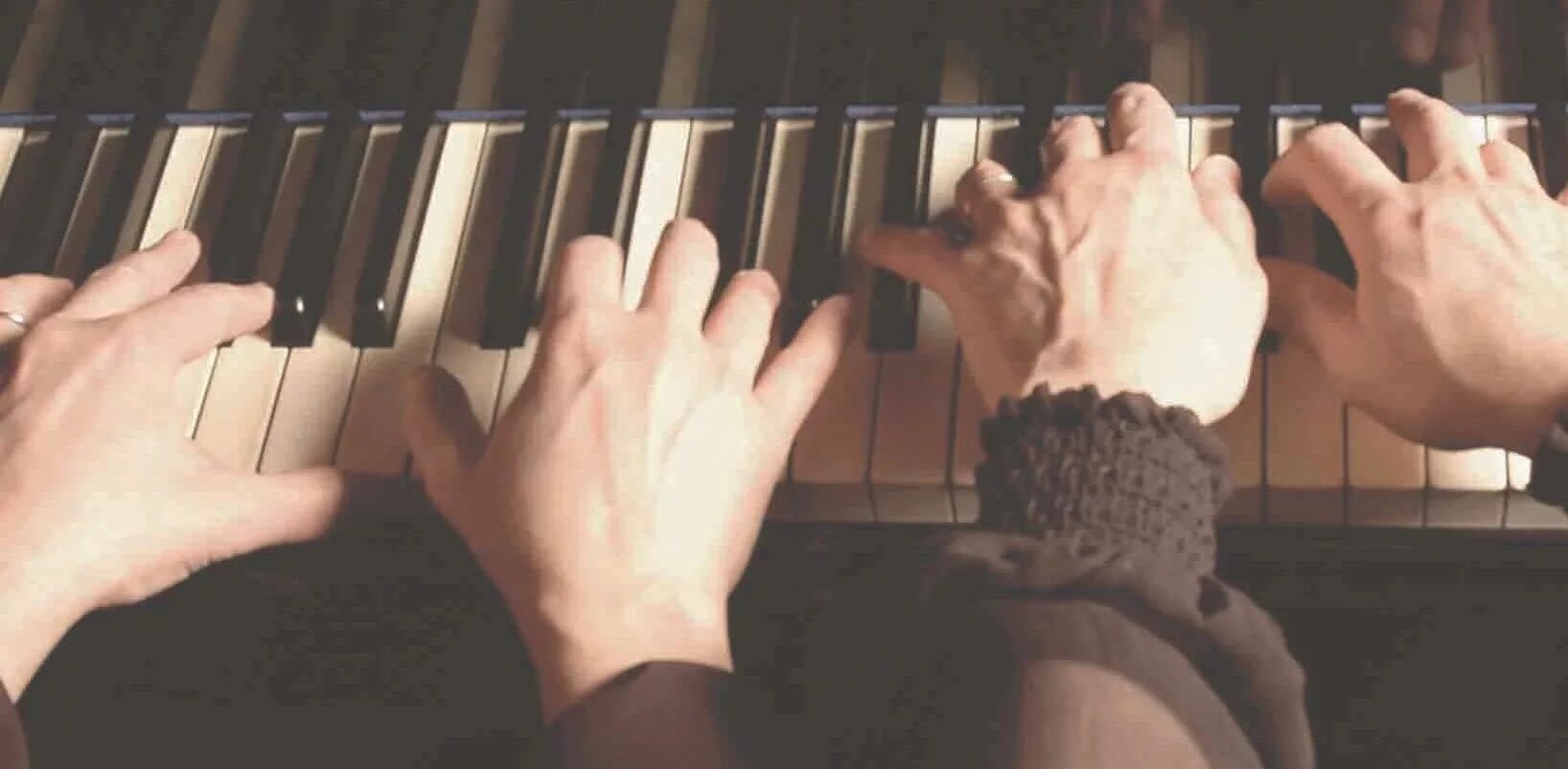 Руки пианиста. Игра в четыре руки на фортепиано. Игра в четыре руки. Фортепиано игра двумя руками. Фортепианный ансамбль.