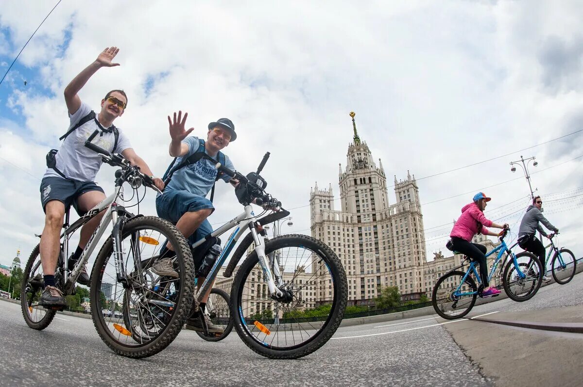 Ездить насколько. Велосипедист в городе. Велосипедист Москва. Человек на велосипеде. Прогулки на велосипеде по Москве.