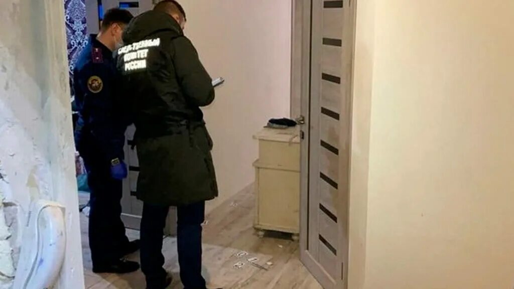 Человек открывает дверь. Человек у двери. Карикатура на входную дверь. Человек заходит в дом. Открытая дверь в квартиру.