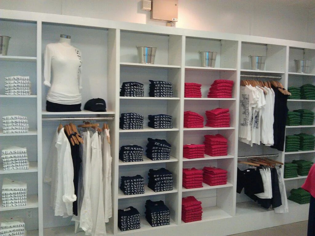 T display. Футболки в шкафу. футболка в шкафу для фото. cool’t магазин одежды. shirt display.