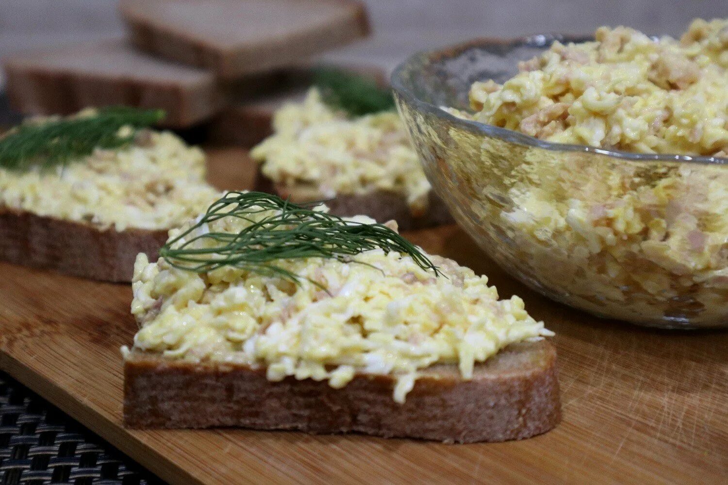 Закуска намазка на хлеб. Салат с печенью трески и яйцом. Салат с плавленным сыром и яйцом. Закуска из печени трески.