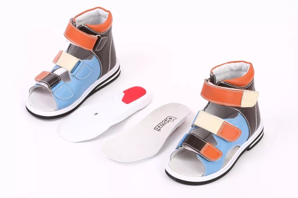 Ортопедическая обувь для детей вальгусная стопа. Стелька супинатор сандали. Обувь для плоскостопия детская. Профилактическая обувь для детей. Детская обувь с супинатором.