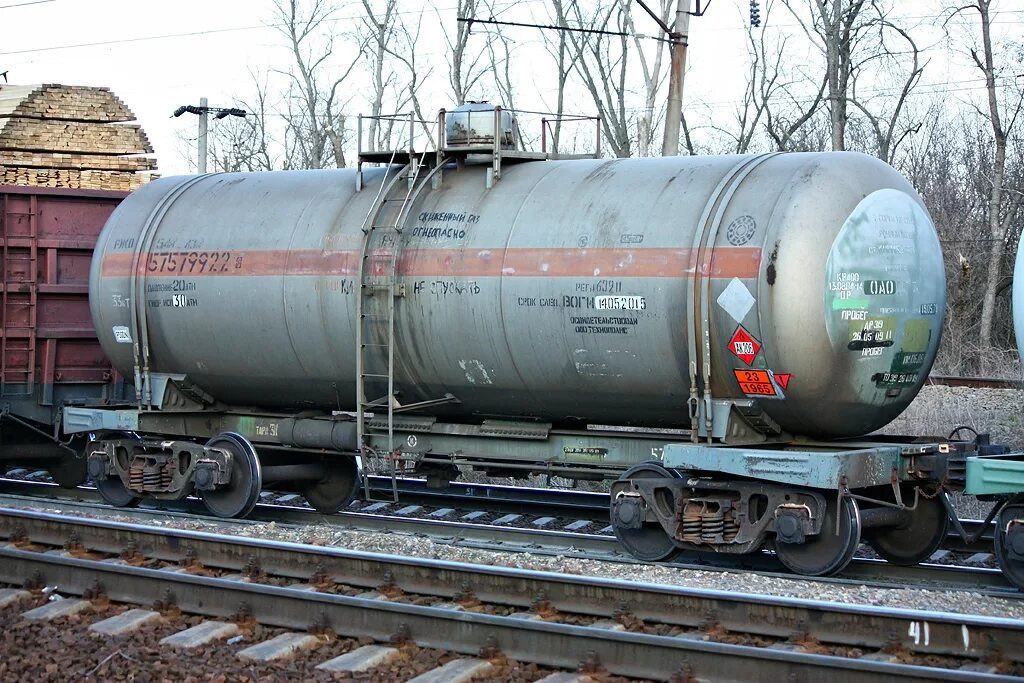 Цистерна для бензина, модель 15-1547-02 (тип 66). 2 осная цистерна. Сход с рельсов цистерны. Железнодорожная цистерна. Порожних вагонов цистерн.