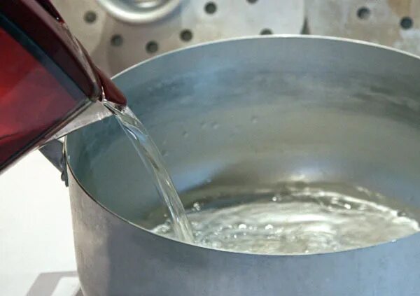 Кастрюля с водой и солью. Добавили уксус в. Налить воду в кастрюлю. Кастрюля с водой. Кипение уксуса.