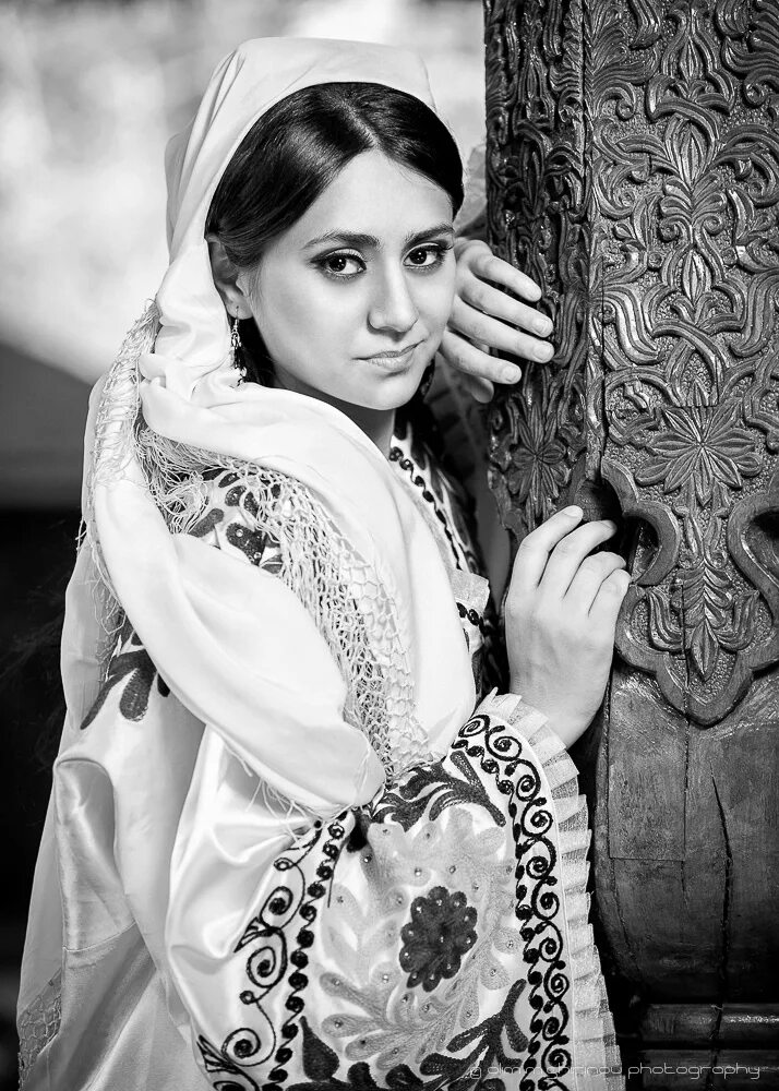Красивые таджички. Красавица таджичка. Красивая девушка таджичка 20 лет. Таджичка в платке. Девушка таджик