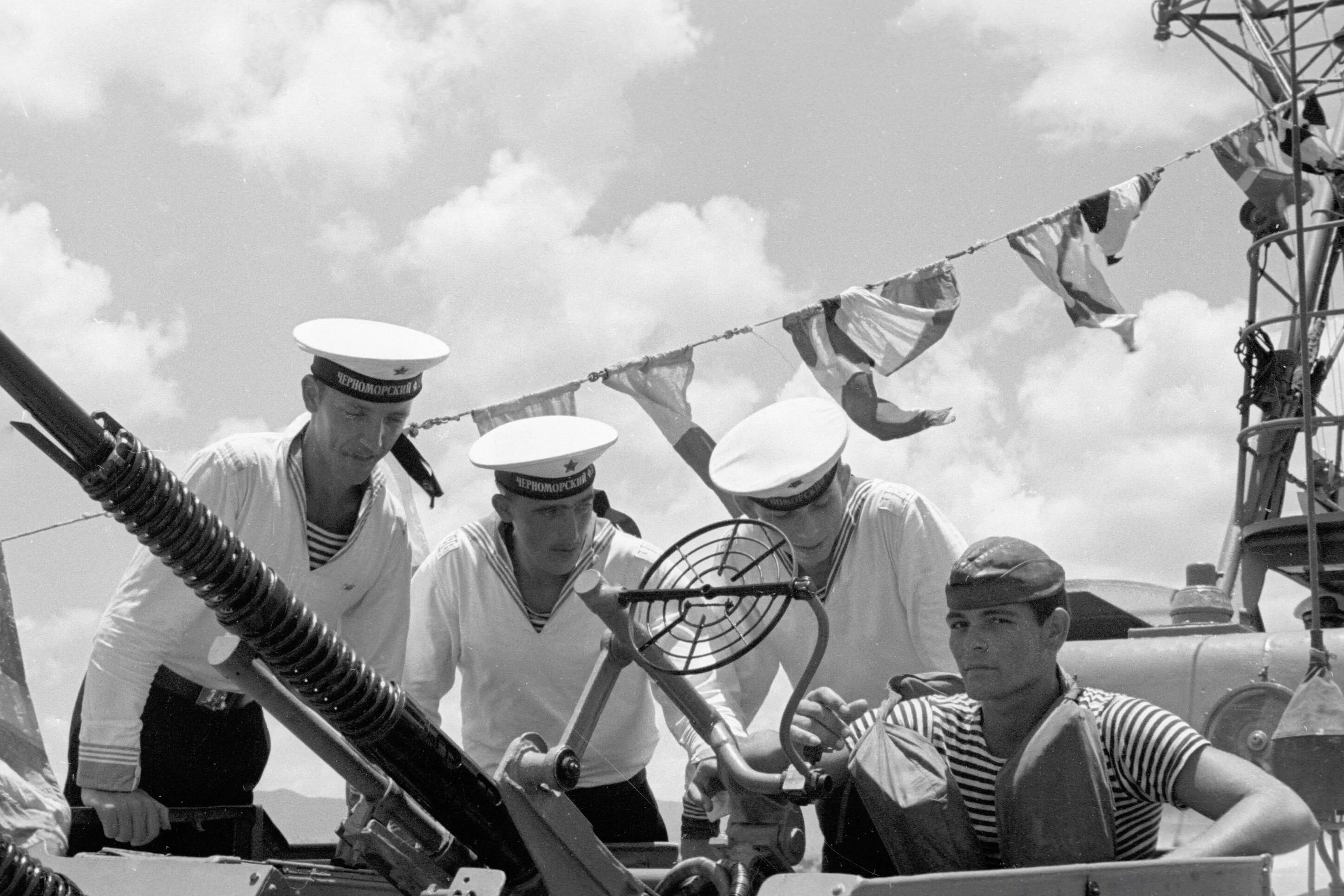 Моряки подводники ссср. Фотопортрет моряка. Табличка 50 лет. Бескозырка балтийский флот 1950. Советские моряки.