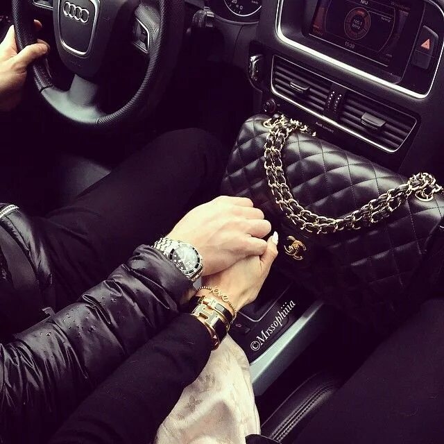 Парень с девушкой в машине без лица. Парень с девушкой в мерседесе. Парень с девушкой в авто. Парень с девушкой в авто. Мужская и женская рука в машине.