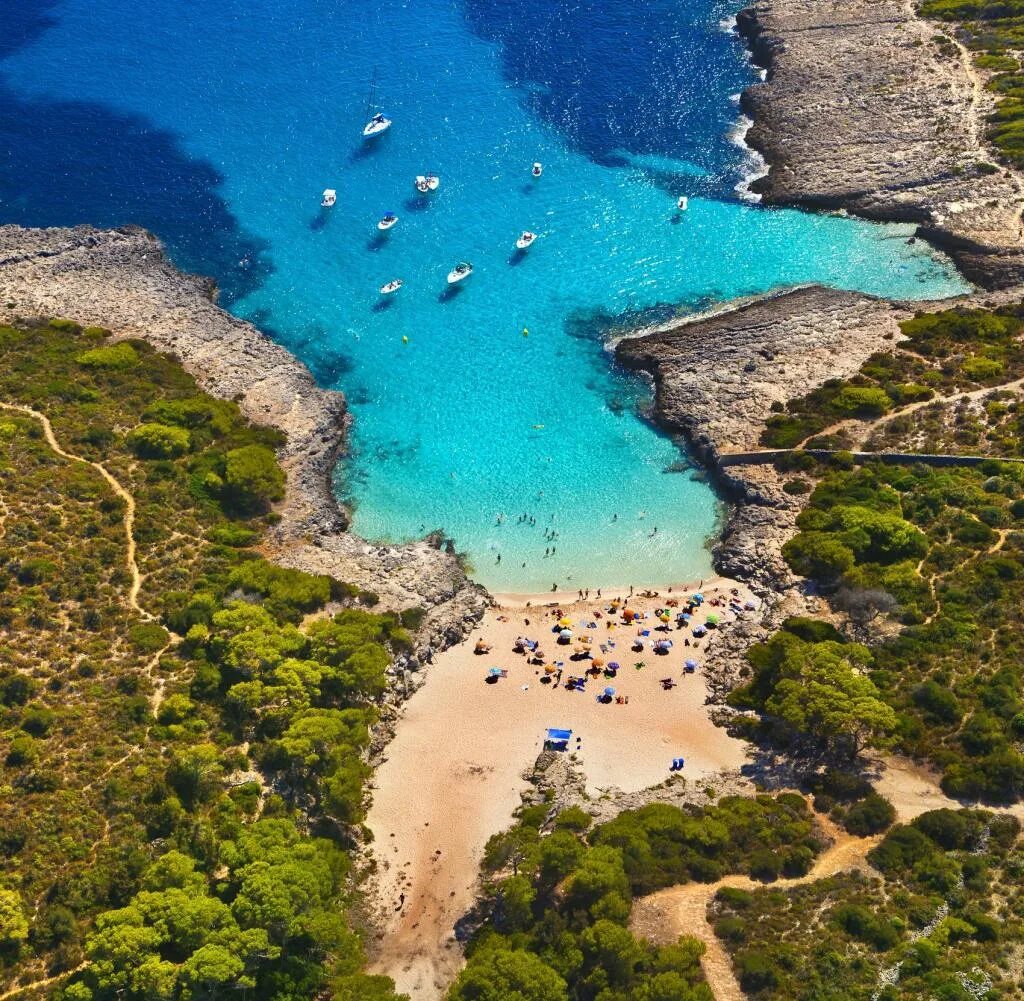 Острова испании 5 букв. Балеарские острова. menorca. испания кала форнелс. менорка аварка.